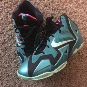 LeBron 11 “South Beach” size 7Y